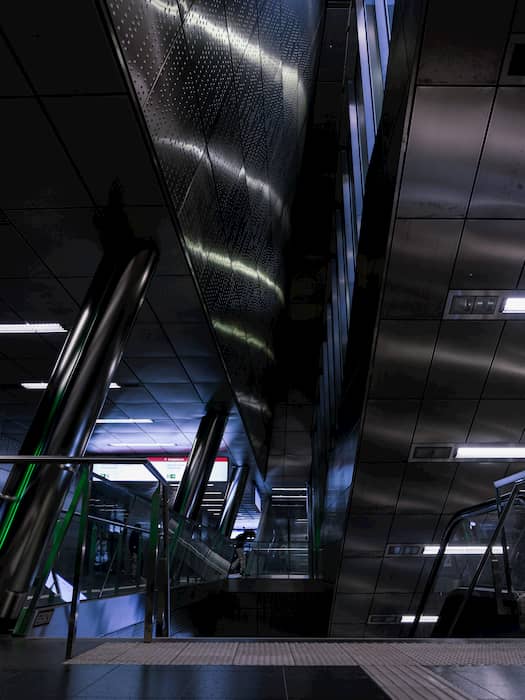 Dieses Bild zeigt die U-Bahn-Station Benrath mit einer U-Bahn im vordergrund